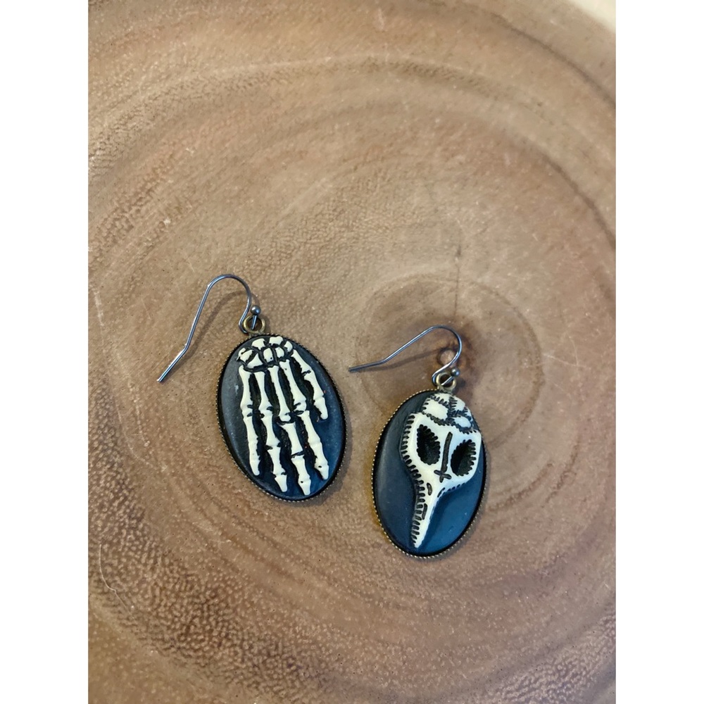 🎃Halloween Earrings🎃 •Raven Skull & Hand•